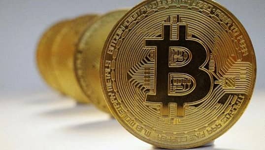 احتمال سقوط بیت کوین به زیر ۴۰هزار دلار؛ نهنگ‌ها همچنان مشغول خرید هستند